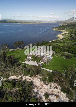 Küstenlandschaft der Bucht, Hotelgebiet. Oktober in der Hermanus Klein River Lagune, Kleinriversvlei, Riversvlei, Südafrika. Luftdrohnenfoto Stockfoto