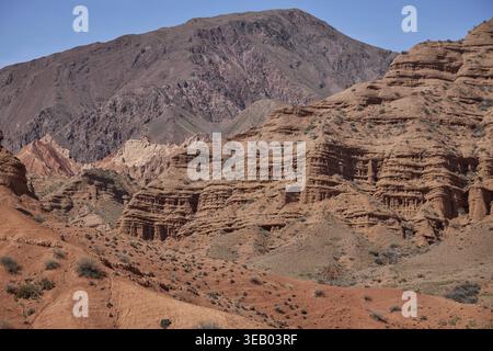Kirgisistan Natur, Konorchek Canyon Tal. Rote Sandsteinfelsen, Klippen. Berühmter Reiseort, natürlicher Hintergrund. Farbenfrohe Berge, Wahrzeichen des Kirgs Stockfoto