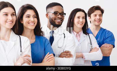 Glückliches Medizinisches Personal Steht Zusammen In Der Klinik Stockfoto