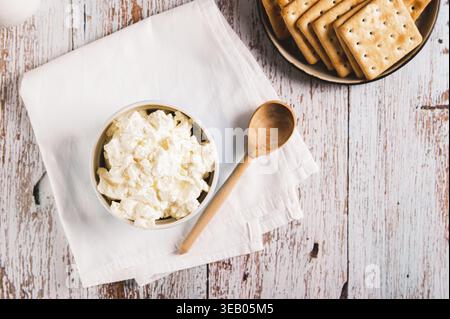 Traditioneller Mascarponenkäse in einer Schüssel auf dem Tisch Stockfoto