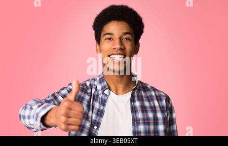 Sie empfehlen. Glückliche Kerl, Daumen hoch und Lächeln Stockfoto