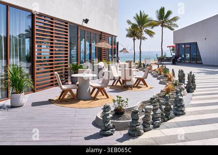 Moderne Terrasse am Meer mit zeitgenössischen Möbeln und Blick auf den Golf, Khorfakkan, VAE Stockfoto
