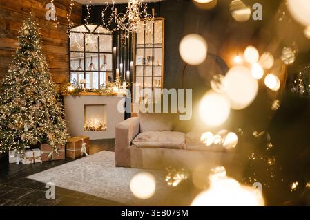 Festliches Wohnzimmer mit Weihnachtsbaum und Lichtern Stockfoto