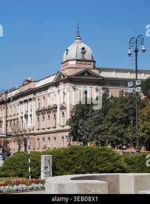 Zagreb, Kroatien - 28. August 2012 - historische europäische Architektur rund um Stadtpark und Baukran Stockfoto