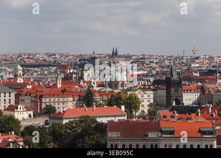 Prag, Tschechisch - 22. August 2013 - malerischer Blick auf rote Dächer und historische Architektur in prag, tschechische republik Stockfoto