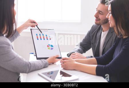 Geschäftsleute diskutieren Finanzdaten während eines Meetings in einem modernen Büro Stockfoto