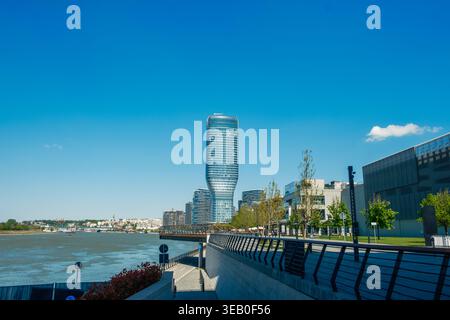 Blick auf die Belgrader Waterfront mit dem Wolkenkratzer Kula Belgrad und der Sava-Promenade unter klarem blauen Himmel in Belgrad, Stadt Belgra Stockfoto