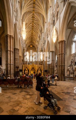 Touristen im Kirchenschiff, Westminster Abbey, London, England, Großbritannien Stockfoto