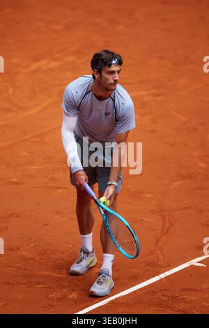 MADRID, SPANIEN - 24. APRIL: Lorenzo Musetti aus Italien gegen Hubert Hurkacz aus Polen im Spiel der 2. Runde der Mutua Madrid Open am 24. April 2026 in Madrid, Spanien. (Foto: QSP) Guthaben: QSP/Alamy Live News Stockfoto