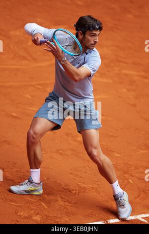 MADRID, SPANIEN - 24. APRIL: Lorenzo Musetti aus Italien gegen Hubert Hurkacz aus Polen im Spiel der 2. Runde der Mutua Madrid Open am 24. April 2026 in Madrid, Spanien. (Foto: QSP) Guthaben: QSP/Alamy Live News Stockfoto