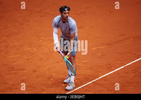 MADRID, SPANIEN - 24. APRIL: Lorenzo Musetti aus Italien gegen Hubert Hurkacz aus Polen im Spiel der 2. Runde der Mutua Madrid Open am 24. April 2026 in Madrid, Spanien. (Foto: QSP) Guthaben: QSP/Alamy Live News Stockfoto