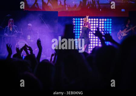 Leire Martinez singt live und interagiert mit dem Publikum während eines Musikkonzerts in Zamora. Helle Bühnenleuchten beleuchten die Darsteller Stockfoto