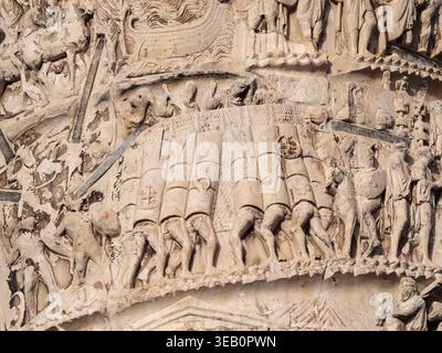 Rom. Italien. Säule des Marcus Aurelius (193 n. Chr.), auf der Piazza Colonna. Detail einer Reliefszene, die eine Schlacht der Markomannischen Kriege darstellt, spätes 2. Jh. Stockfoto