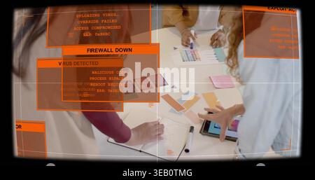 Zusammenarbeit mit 3 Frauen in Business-Tops, die sich über den Bürotisch lehnen, Farbmuster und Tablet-Overlay überprüfen Stockfoto