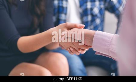 Geschäftsleute schütteln während eines Meetings in einer ungezwungenen Büroumgebung die Hände Stockfoto