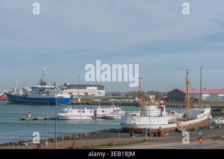 Fischerboote liegen im Hafen von Höfn í Hornafirði, einer kleinen Küstenstadt im Südosten Islands Stockfoto