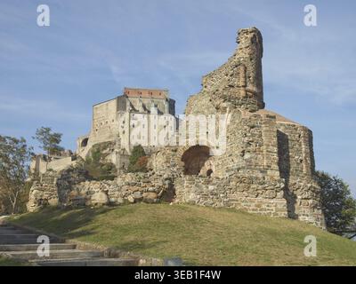 Ruinen des Grabes der Mönche in Sacra di San Michele (St. Michael Abbey) auf dem Berg Pirchiriano in St. Ambrogio Italien Stockfoto