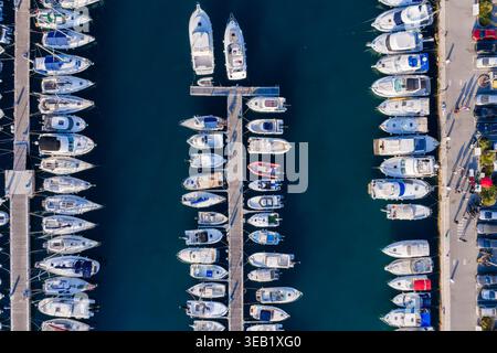 Blick auf den Yachthafen in Menton, Frankreich, mit Yachten und T-förmigem Dock Stockfoto