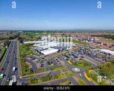 Haskins, ein modernes Gartenzentrum in Roundstone, Angmering, mit Parkplatz für Kunden, an einem sonnigen Frühlingstag an der A259 Road in West Sussex, England, Großbritannien. Stockfoto