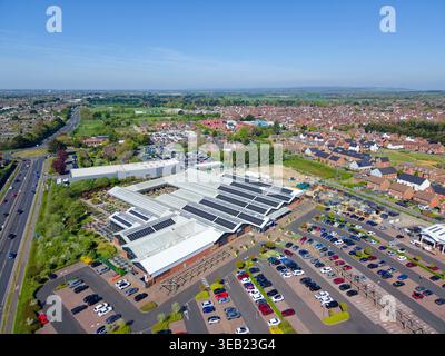 Haskins modernes Gartenzentrum in Angmering mit Sonnenkollektoren auf dem Dach und Parkplatz, in einem städtischen Gebiet an einem sonnigen Frühlingstag, West Sussex, Großbritannien. Stockfoto