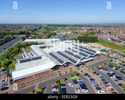 Haskins modernes Gartenzentrum in Roundstone, Angmering, mit Dach-Solarpaneelen für umweltfreundliche Energie und Parkplatz, an der A259 in West Sussex, Großbritannien. Stockfoto