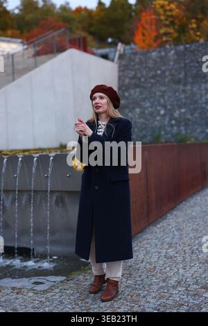 Trendiger Herbstlook mit roten Blättern, Lifestyle- und Modekonzept. Stockfoto