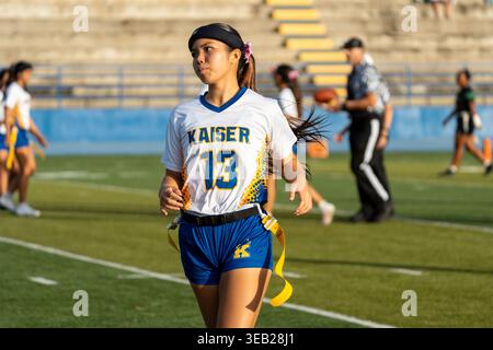 Flag Football - Kaiser-Spieler, der beim Spiel Kaiser gegen Kaimuki High School vom Spielfeld lief Stockfoto