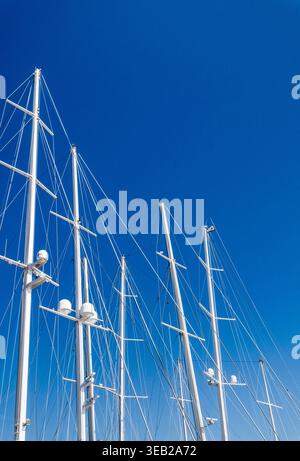 Yachtmasten im Yachthafen in Trogir, Kroatien Stockfoto
