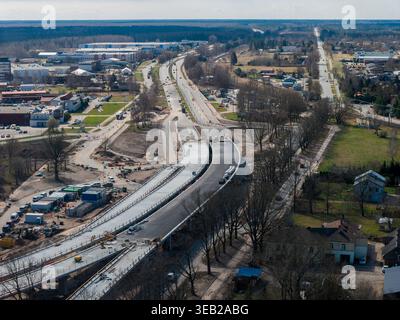 Luftaufnahme der Straßenbauarbeiten der südlichen Brücke Phase 4 in Riga, Lettland Stockfoto