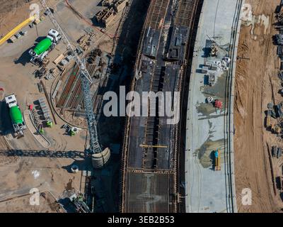 Luftbrückenbau in Riga mit gebogener Spannweite und Turmkran Stockfoto