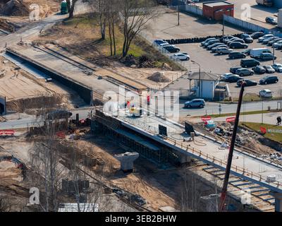 Baustelle der Luftbrücke in Riga, Lettland mit dem Rigaer Fernsehturm Stockfoto