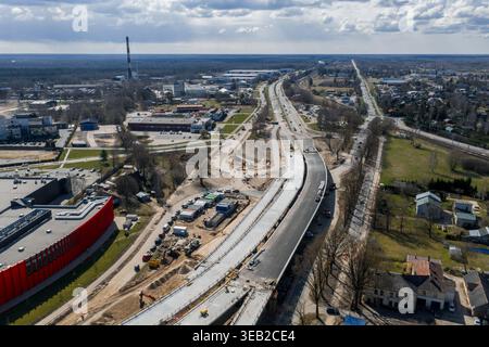Luftaufnahme der Southern Bridge Phase 4 in Riga mit Überführungen und Rampen Stockfoto
