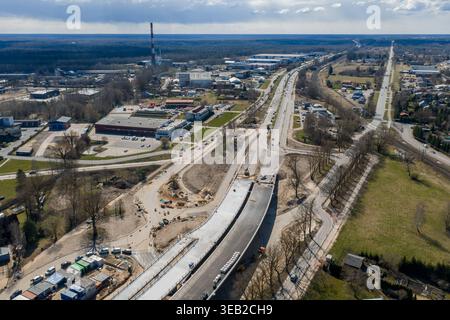 Luftaufnahme der Straßenbauarbeiten der südlichen Brücke Phase 4 in Riga, Lettland Stockfoto