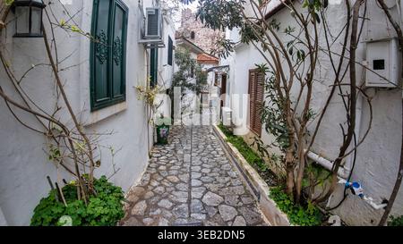 Marmaris, Türkei - 4. April 2026: Historische, enge Kopfsteinpflasterallee in der Altstadt von Marmaris mit traditionellen weiß getünchten Häusern Stockfoto