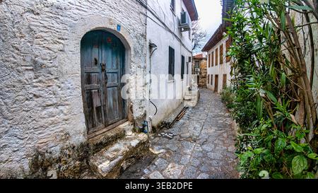 Marmaris, Türkei - 4. April 2026: Historische, enge Kopfsteinpflasterallee in der Altstadt von Marmaris mit traditionellen weiß getünchten Häusern Stockfoto