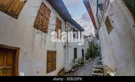 Marmaris, Türkei - 4. April 2026: Historische, enge Kopfsteinpflasterallee in der Altstadt von Marmaris mit traditionellen weiß getünchten Häusern Stockfoto