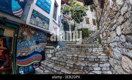 Marmaris, Türkei - 4. April 2026: Lebendige Straßenkunst und Mosaike schmücken eine historische Steintreppe in der Altstadt von Marmaris Stockfoto