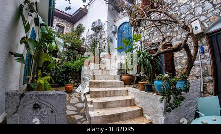 Marmaris, Türkei - 4. April 2026: Schöner mediterraner Innenhof in der Altstadt von Marmaris, mit weißen Steintreppen, üppigen Topfpflanzen und einer vibra Stockfoto
