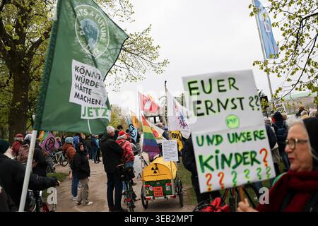 Hamburg, Deutschland. April 2026. Anhänger der Klimabewegung Fridays for Future (FFF) stehen auf einer Kundgebung auf der Alster in der Hamburger Innenstadt. Fridays for Future protestiert am Freitag mit einem bundesweiten Aktionstag gegen die Klima- und Energiepolitik der Bundesregierung. Quelle: Christian Charisius/dpa/Alamy Live News Stockfoto