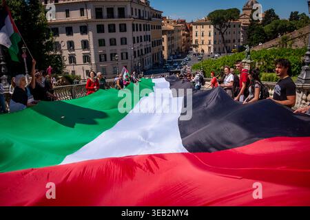 Rom, Italien. April 2026. Die Demonstranten entfalten die palästinensische Flagge entlang der Stufen, die zum Platz führen. Auf der Piazza del Campidoglio wurde eine Pressekonferenz abgehalten, um die Bürger darüber zu informieren, dass die erforderlichen Unterschriften gesammelt wurden, und um die Abstimmung der Gemeindeversammlung über die Beendigung der Handelsbeziehungen zwischen kommunalen Unternehmen und israelischen Unternehmen zu ersuchen. (Kreditbild: © Marco Di Gianvito/ZUMA Press Wire) NUR REDAKTIONELLE VERWENDUNG! Nicht für kommerzielle ZWECKE! Stockfoto