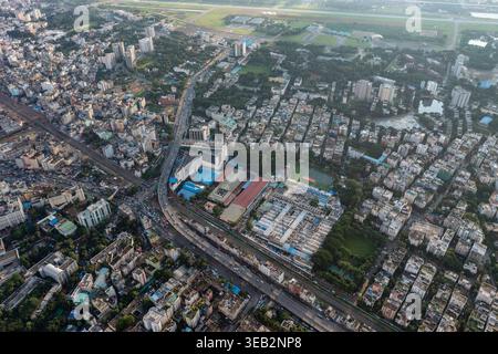 Aus der Vogelperspektive des Mohakhali Flyover, der durch das dichte städtische Gefüge von Dhaka, Bangladesch, führt und zeigt den dynamischen Verkehrsfluss und die Infrastruktur der Stadt Stockfoto