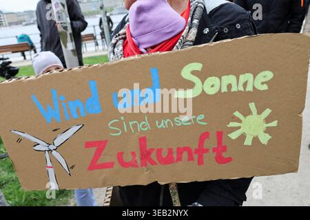 Hamburg, Deutschland. April 2026. Anhänger der Klimabewegung Fridays for Future (FFF) stehen auf einer Kundgebung auf der Alster in der Hamburger Innenstadt. Fridays for Future protestiert am Freitag mit einem bundesweiten Aktionstag gegen die Klima- und Energiepolitik der Bundesregierung. Quelle: Christian Charisius/dpa/Alamy Live News Stockfoto