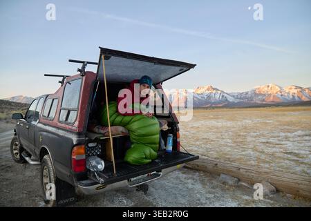 Autoparken in Wüstenbergen bei Sonnenaufgang Stockfoto