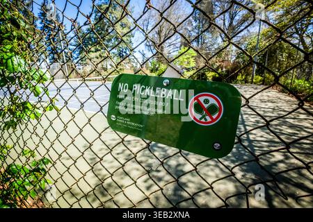 Kein Pickleball-Schild auf einem Tennisplatz in Portland, Oregon, USA. Stockfoto