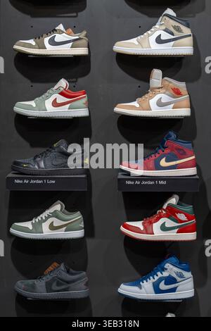 Verschiedene Modelle von Nike Air Jordan Sneakers in den Regalen eines Sportschuhgeschäfts. Minsk, Weißrussland - 30. März 2026 Stockfoto