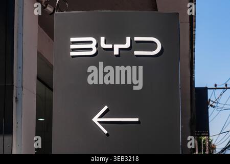 Chiang Mai, Thailand, 11. Februar 2026: BYD Auto-Schild. BYD ist ein chinesisches Automobilunternehmen, das für batteriebetriebene Fahrzeuge (BEVs) bekannt ist. Stockfoto