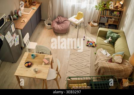 Kleines Familienapartment mit finanziellen Schwierigkeiten und täglichem Leben Stockfoto