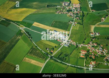 Kleine Dörfer in der Nähe von München, Bayern, Deutschland, Europa. Aus der Vogelperspektive auf kleine Dörfer im Münchner Raum. Stockfoto