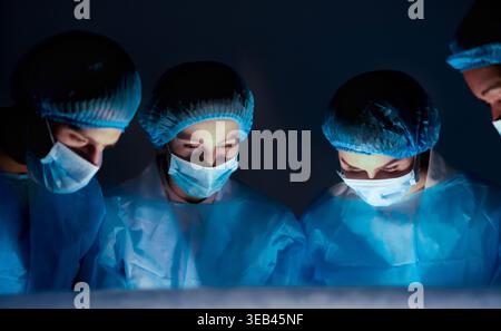 Junge Chirurgen-Team Im Krankenhaus Operieren Stockfoto