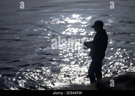 Silhouette der Mann Angeln Stockfoto